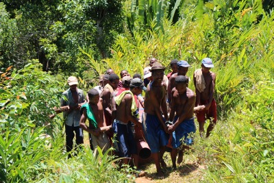 Transport d'une chaudire au Domaine d'Ambohitsara