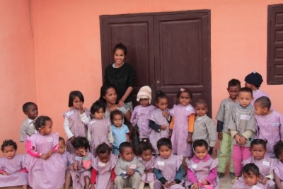 Les enfants de la crche Mimosa  la Ferme de Mahatsinjo avec Kesi et Kelly Lemesle